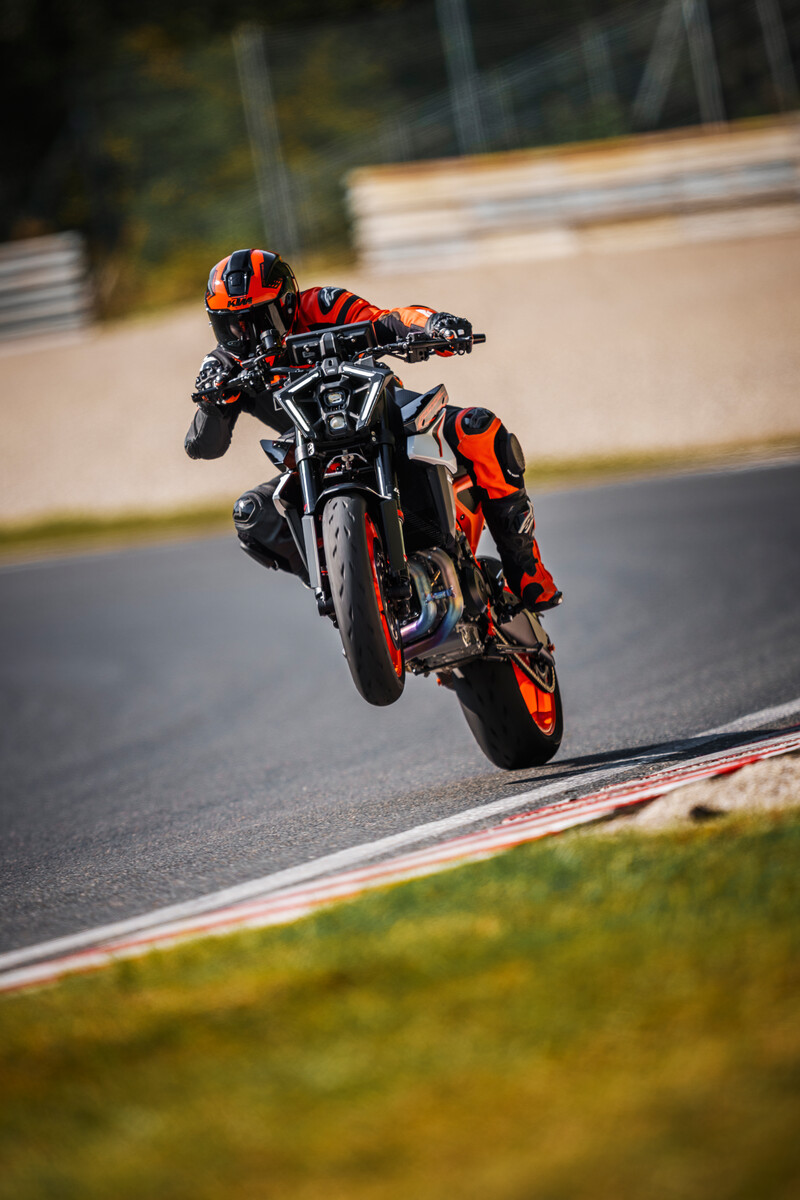 638337_MY25 KTM 990 DUKE R_ACTION_Action_ACTION