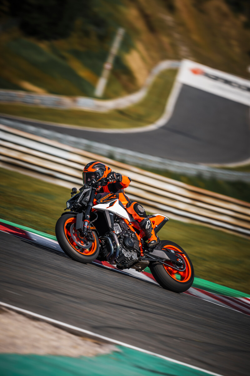 638347_MY25 KTM 990 DUKE R_ACTION_Action_ACTION