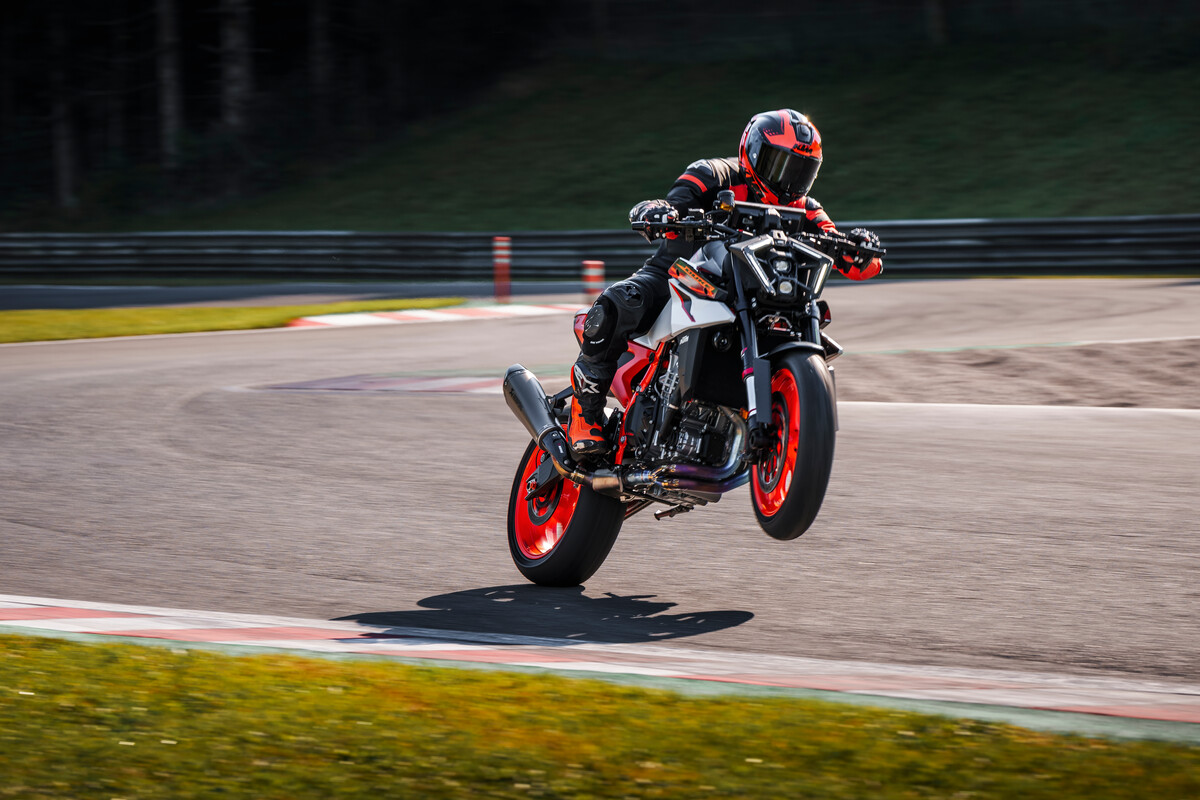 638416_MY25 KTM 990 DUKE R_ACTION_Action_ACTION