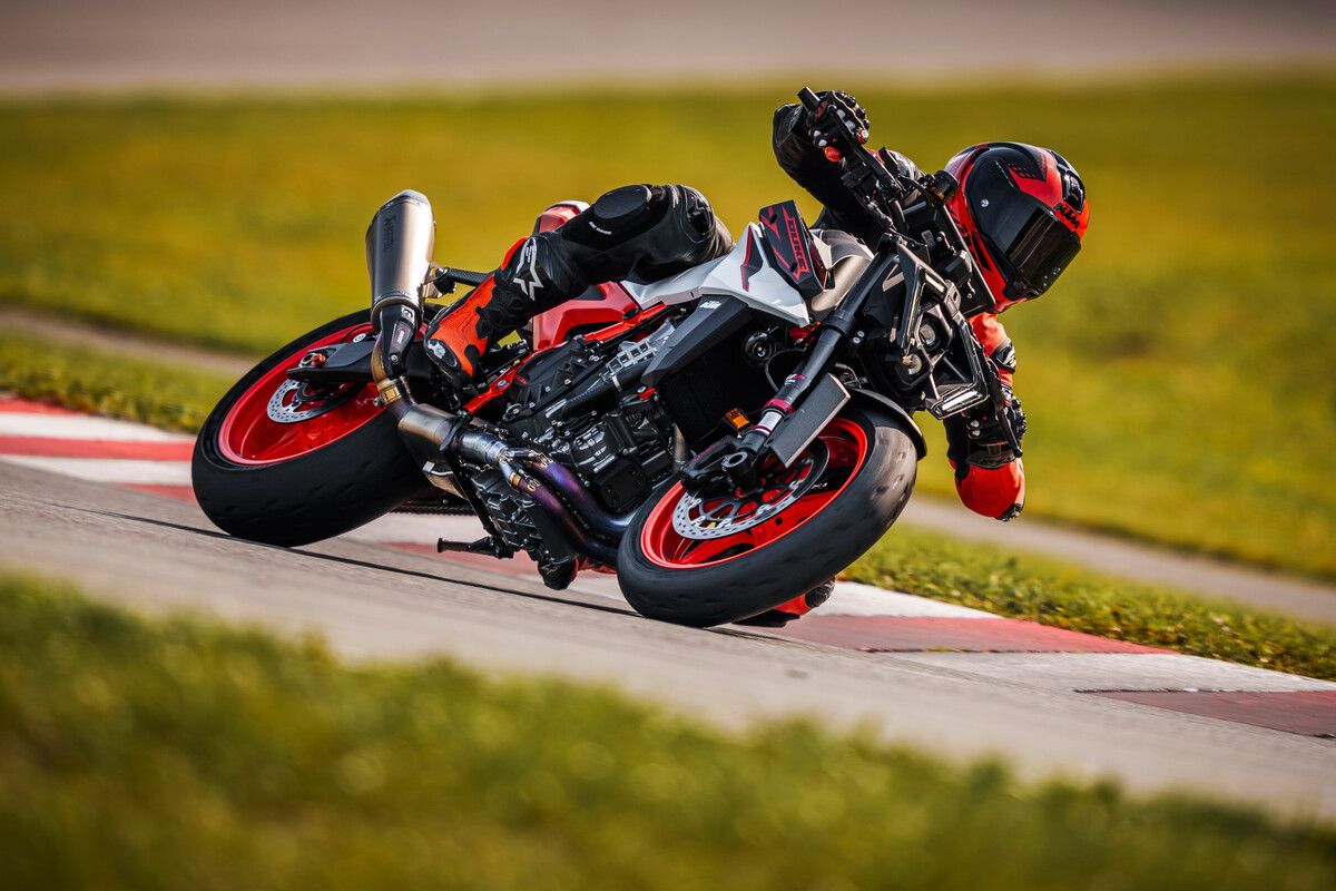 MY25 KTM 990 DUKE R