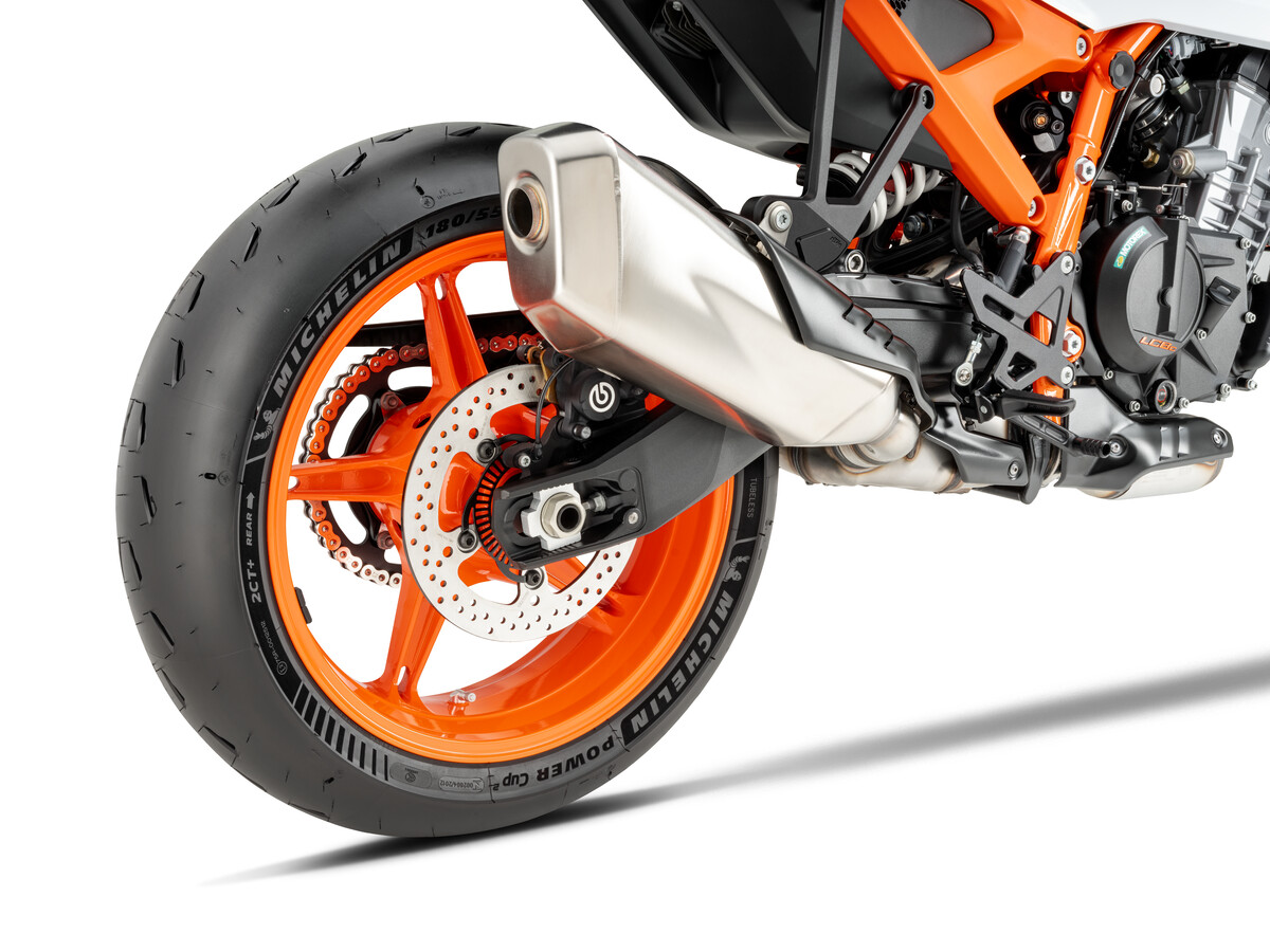 650245_MY25 KTM 990 DUKE R_STUDIO_EU SPEC_Studio_03_STUDIO IMAGES_STUDIO_EU_GLOBAL_USA