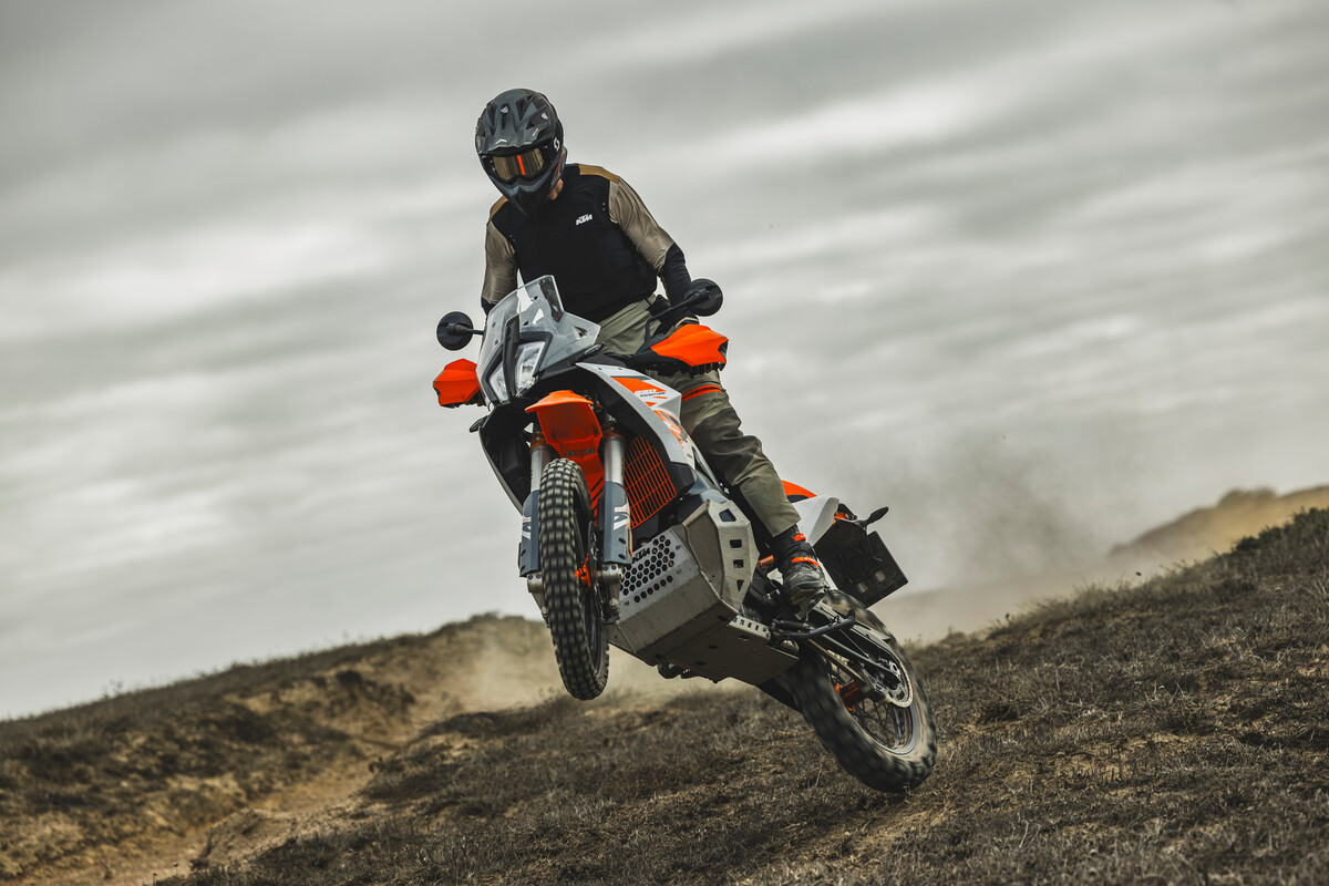 THE 2025 KTM 890 ADVENTURE R KEEPS ITS SEAT AS KTM Sportmotorcycle
