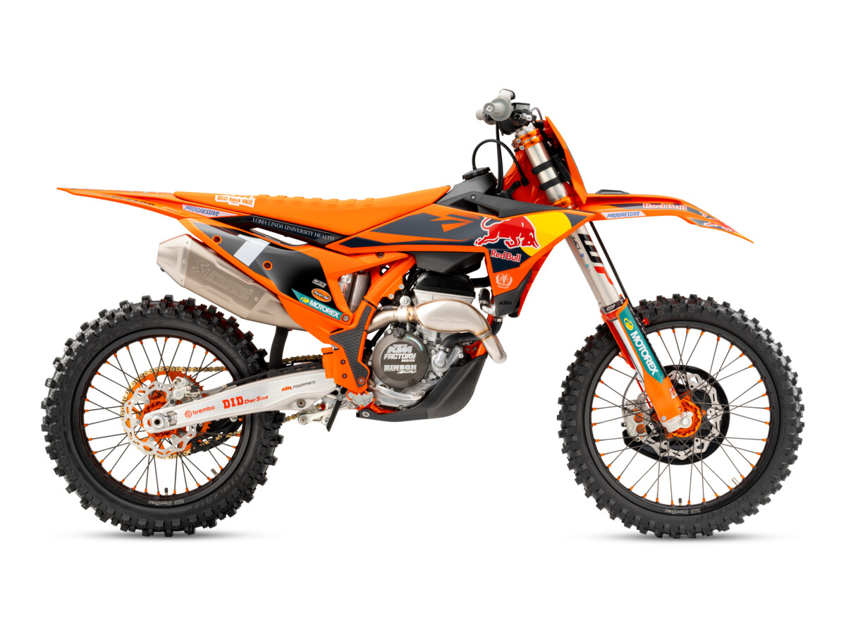 654077_MY25 KTM 250 SX-F FACTORY EDITION_90 Degree Right_Studio_01_STUDIO IMAGES_02_STUDIO