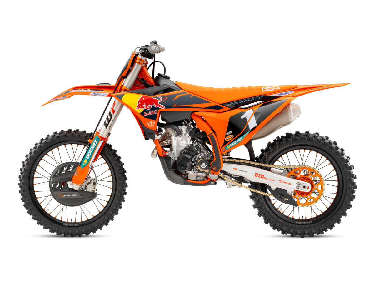 654076_MY25 KTM 250 SX-F FACTORY EDITION_90 Degree Left_Studio_01_STUDIO IMAGES_02_STUDIO
