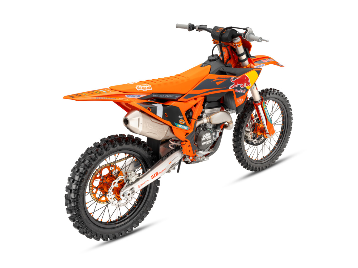 654075_MY25 KTM 250 SX-F FACTORY EDITION_45 degree rear_Studio_01_STUDIO IMAGES_02_STUDIO