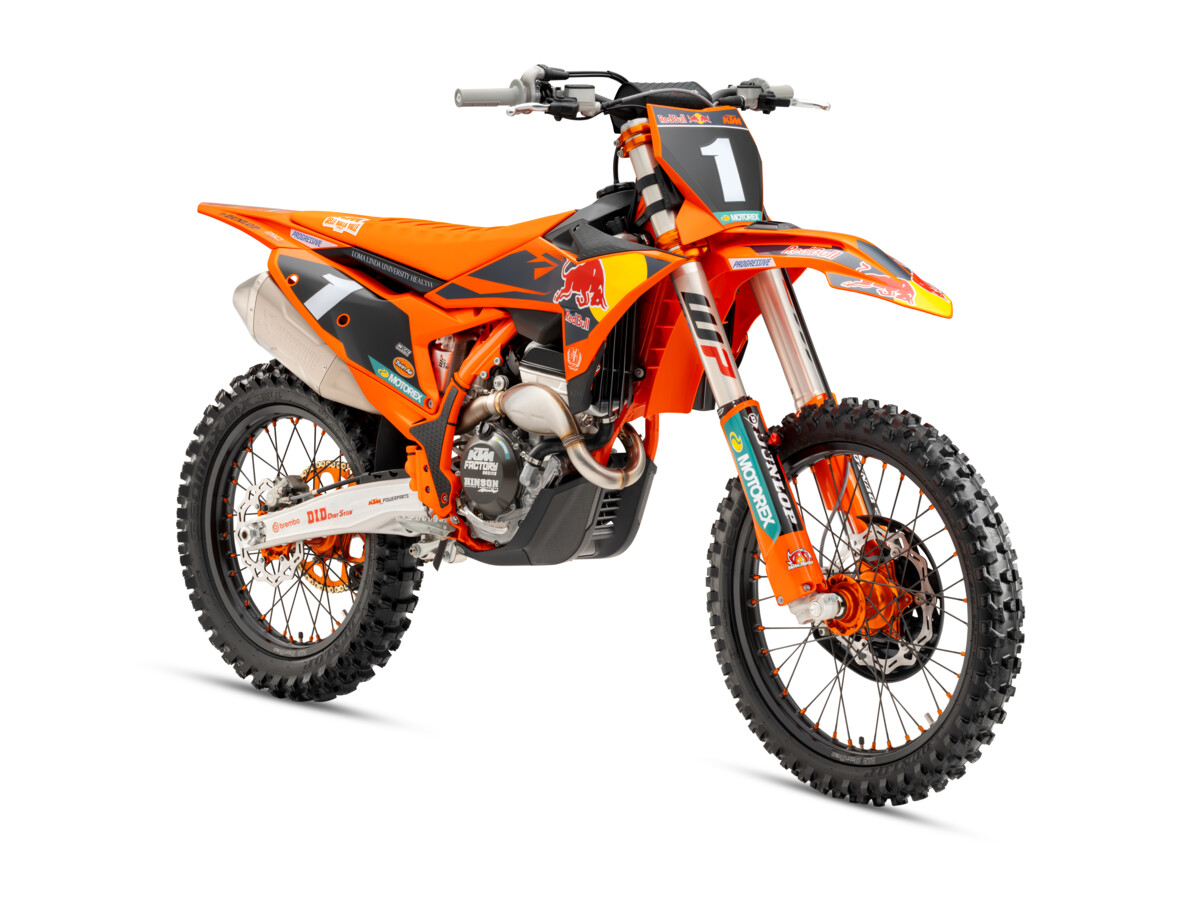 654074_MY25 KTM 250 SX-F FACTORY EDITION_45 Degree Front Right_Studio_01_STUDIO IMAGES_02_STUDIO