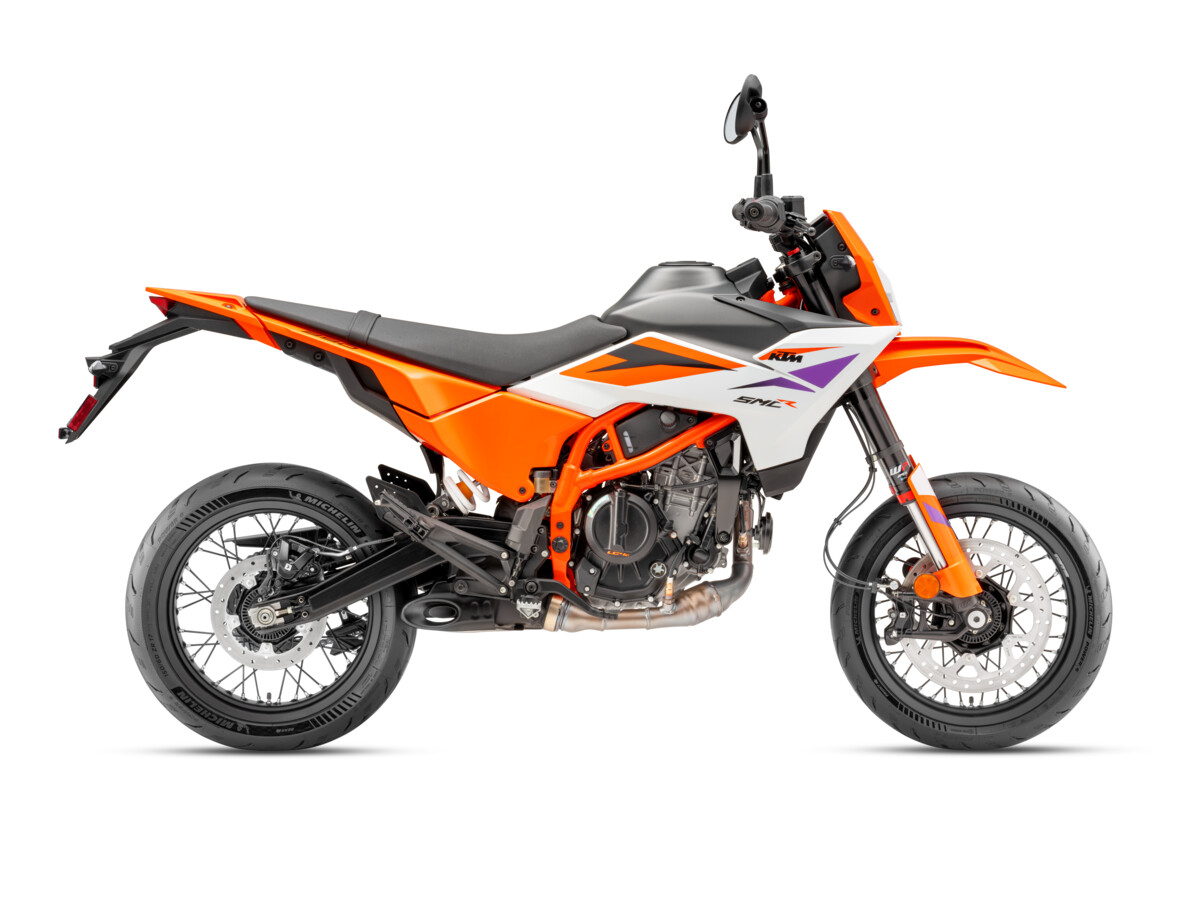 661400_MY25_KTM 390 SMC R_STUDIO_US SPEC_90-Right_Models_USA_USA