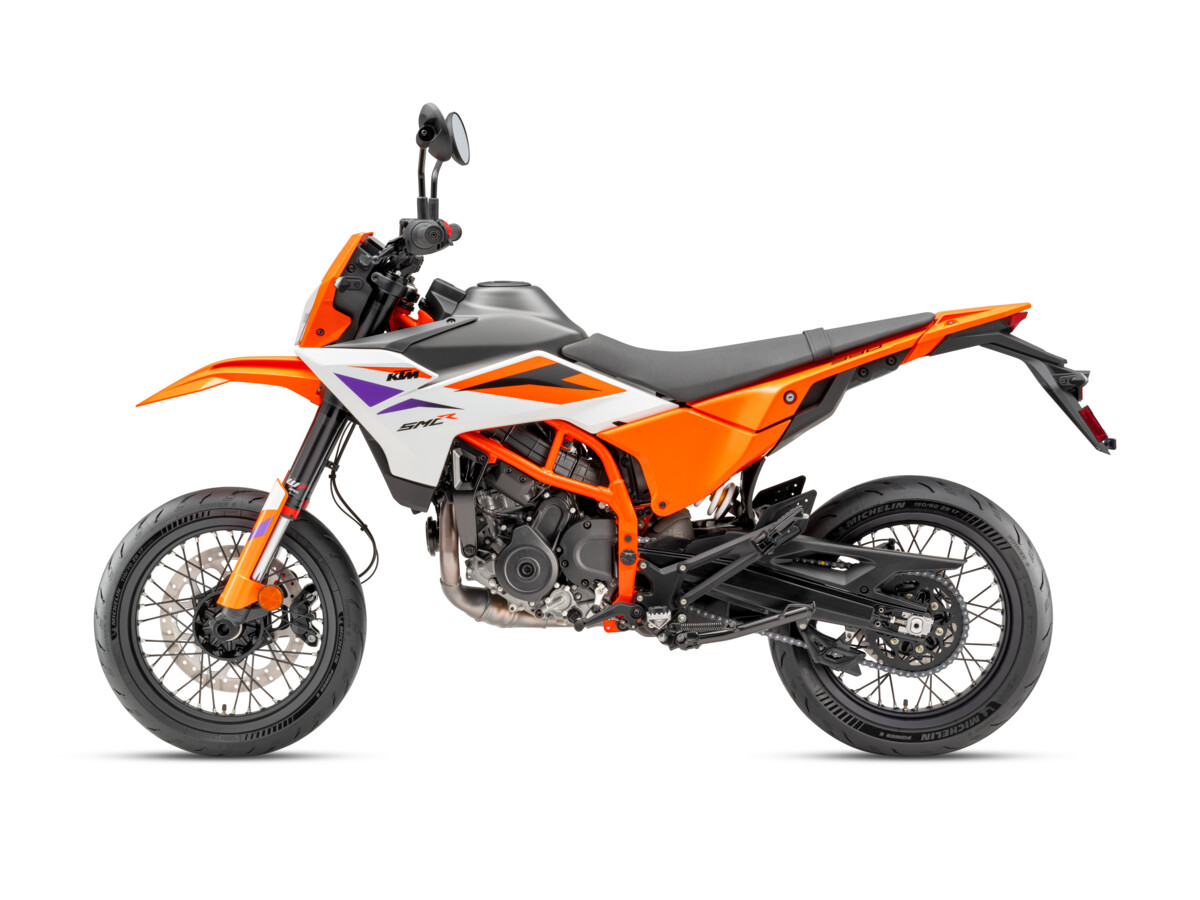 661405_MY25_KTM 390 SMC R_STUDIO_US SPEC_90-left_Models_USA_USA