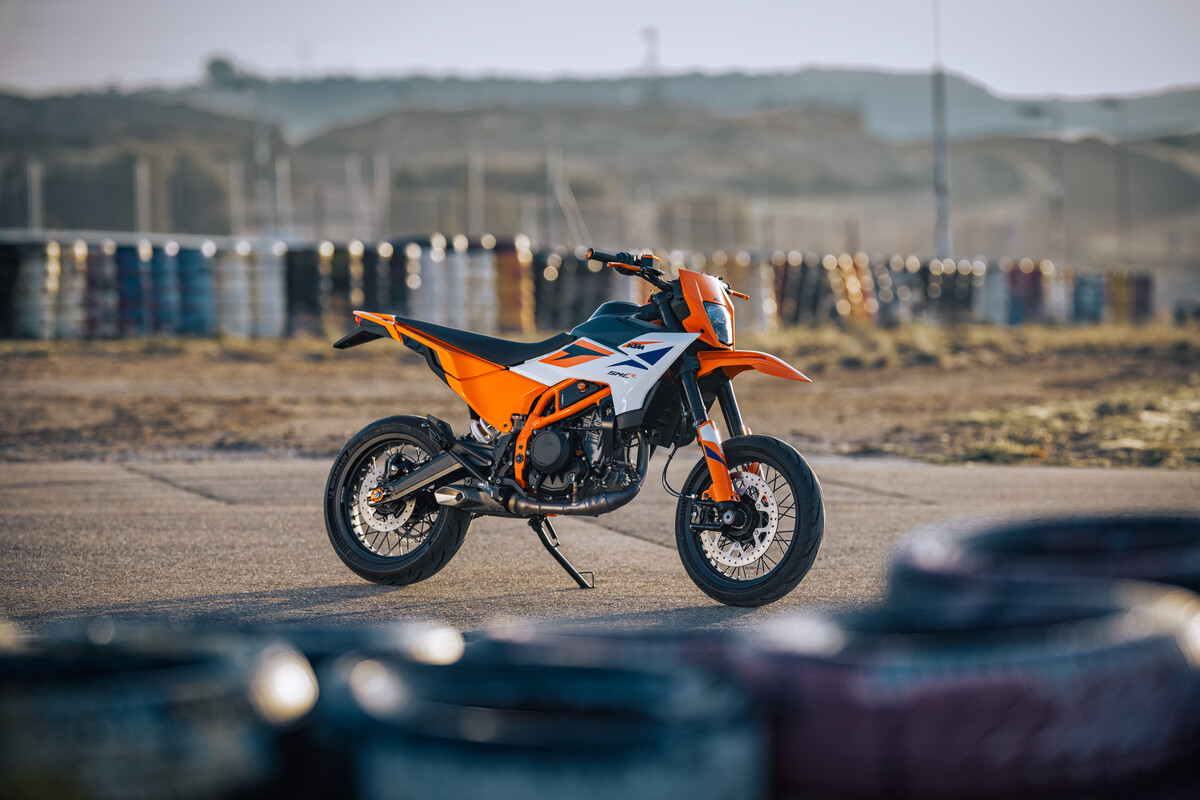 662173_MY25 KTM 390 SMC R-Statics- Cat B_STATIC_STATIC