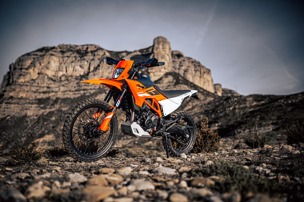 662296_MY25 KTM 390 ENDURO R R-Static- Cat B_KTM ENDURO R range