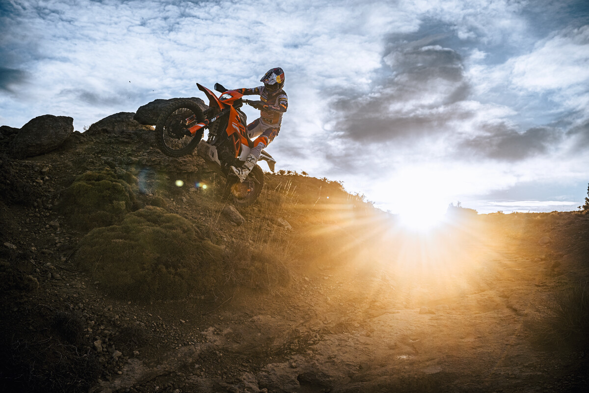 662286_MY25 KTM 390 ENDURO R R-Action- Cat A_KTM ENDURO R range