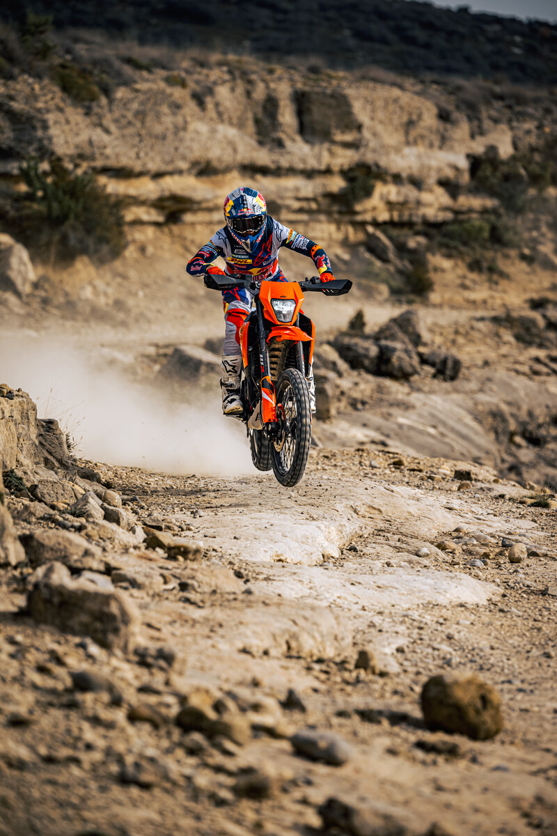 662257_MY25 KTM 390 ENDURO R R-Action- Cat B_KTM ENDURO R range