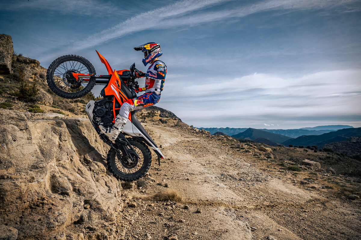 662254_MY25 KTM 390 ENDURO R R-Action- Cat B_KTM ENDURO R range_01_ACTION