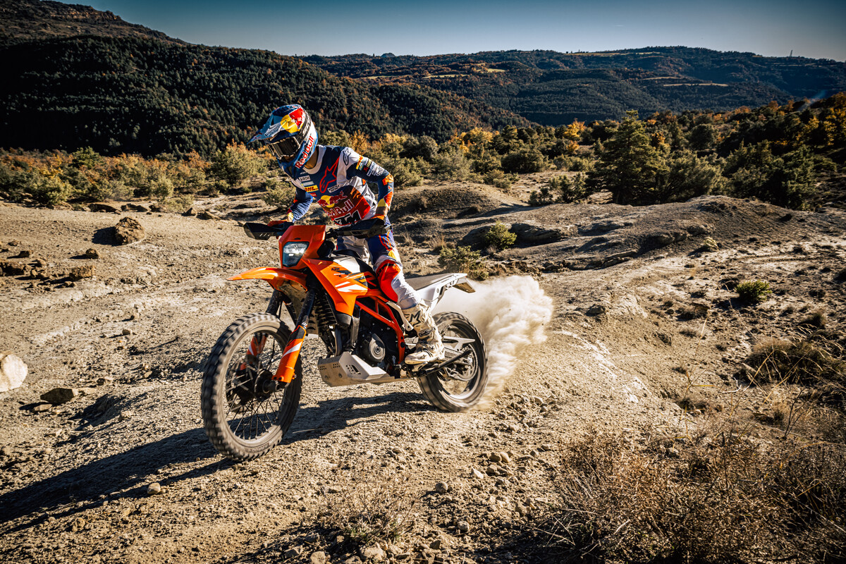 662246_MY25 KTM 390 ENDURO R R-Action- Cat B_KTM ENDURO R range