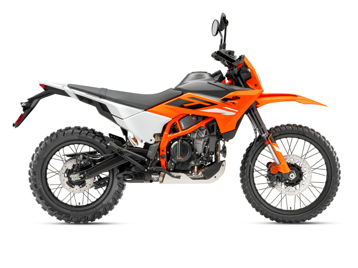 661403_MY25_KTM 390 ENDURO R_STUDIO_US SPEC_90-Right_Models_USA