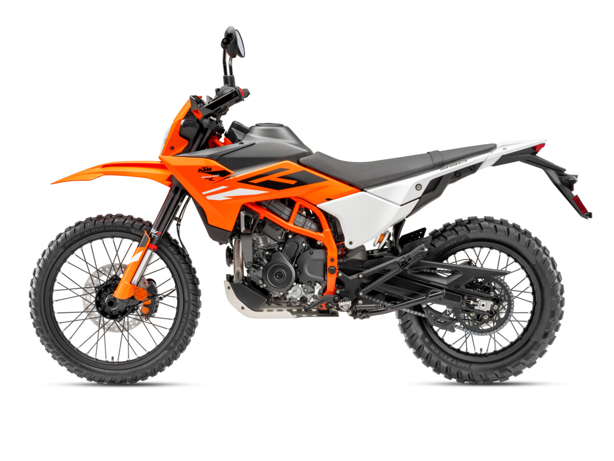 661402_MY25_KTM 390 ENDURO R_STUDIO_US SPEC_90-Left_Models_USA