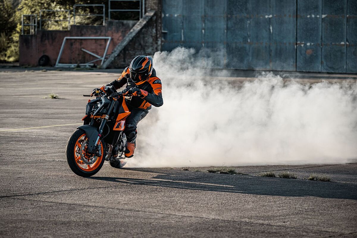 554178_MY24 KTM 990 DUKE_Action _Action_ACTION_01_ACTION