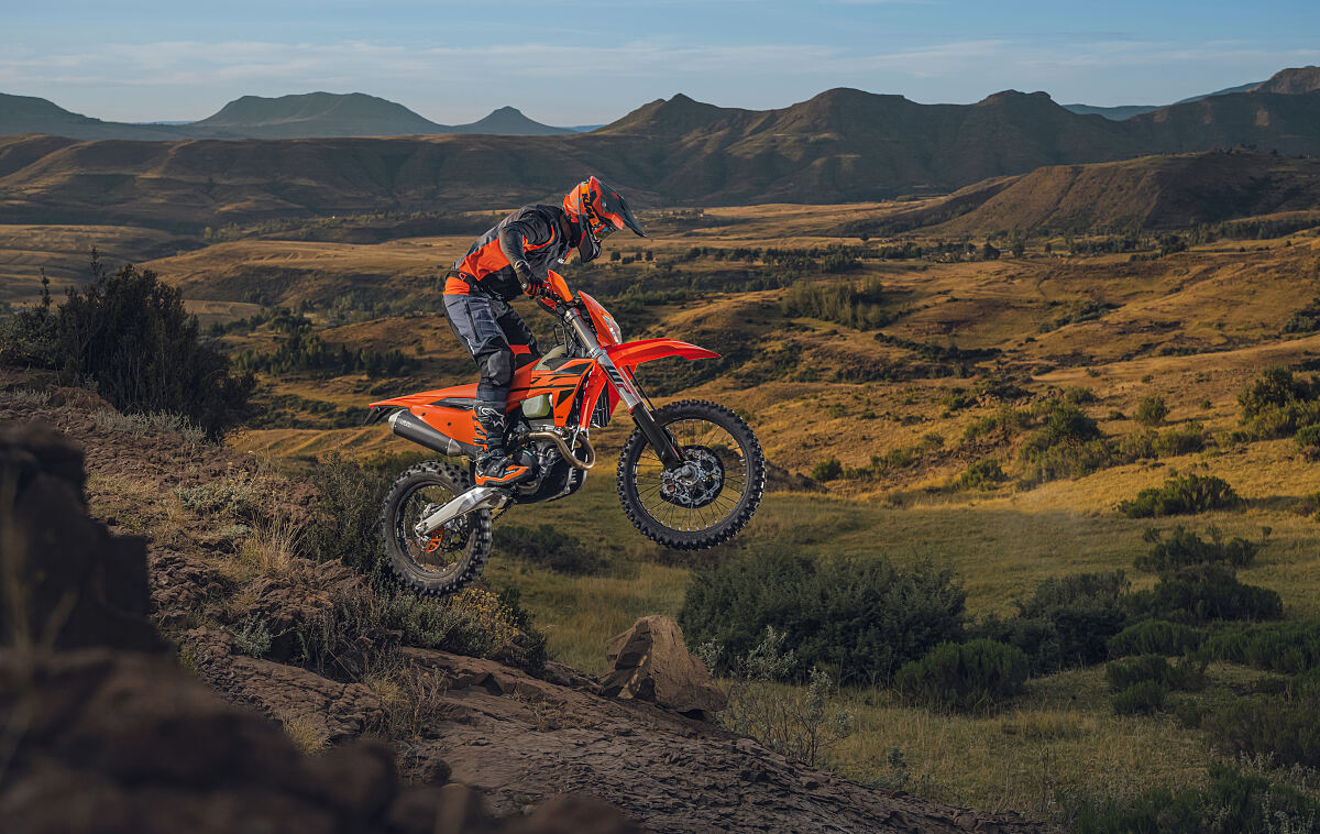 592907_MY25 KTM EXC RANGE - ACTION7_01_ACTION_EXC Range (1)