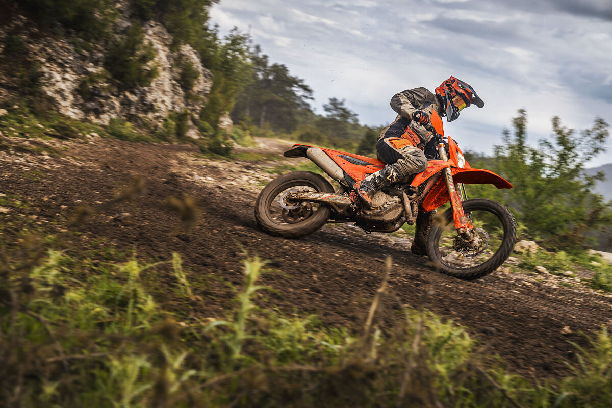 592919_MY25 KTM 500 EXC-F SIX DAYS_EXC SIX DAYS Range_01_ACTION (1)