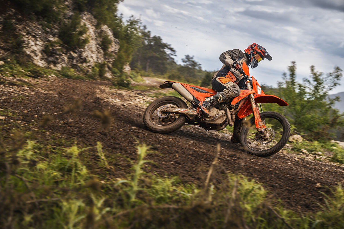 592919_MY25 KTM 500 EXC-F SIX DAYS_EXC SIX DAYS Range_01_ACTION