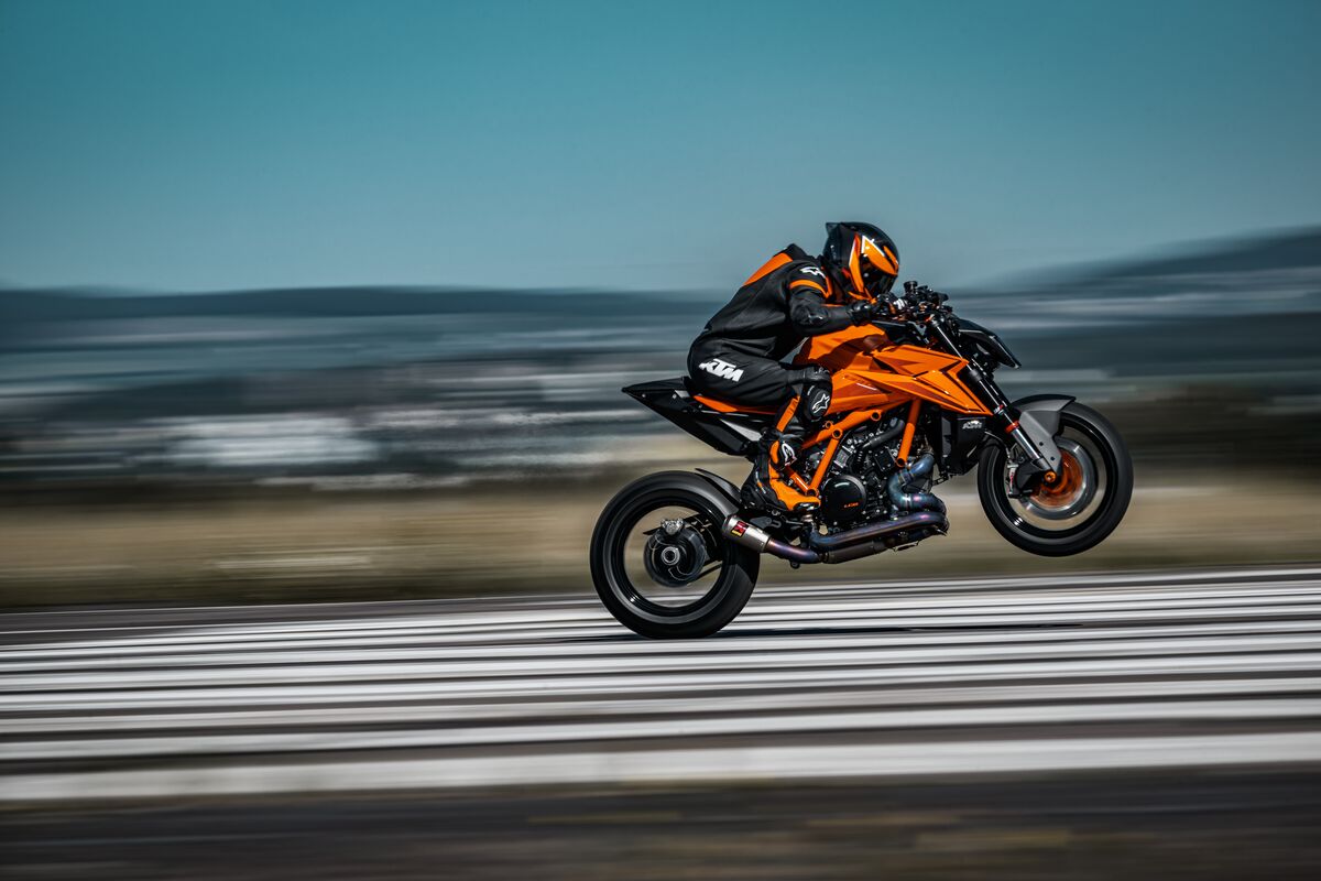 554245_MY24 KTM 1390 SUPER DUKE R_Action_Action_ACTION_01_ACTION_Action