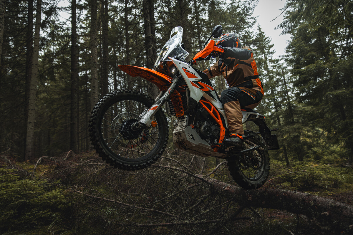 647179_MY25 KTM 390 ADVENTURE R_01_ACTION_KTM 390 ADVENTURE range