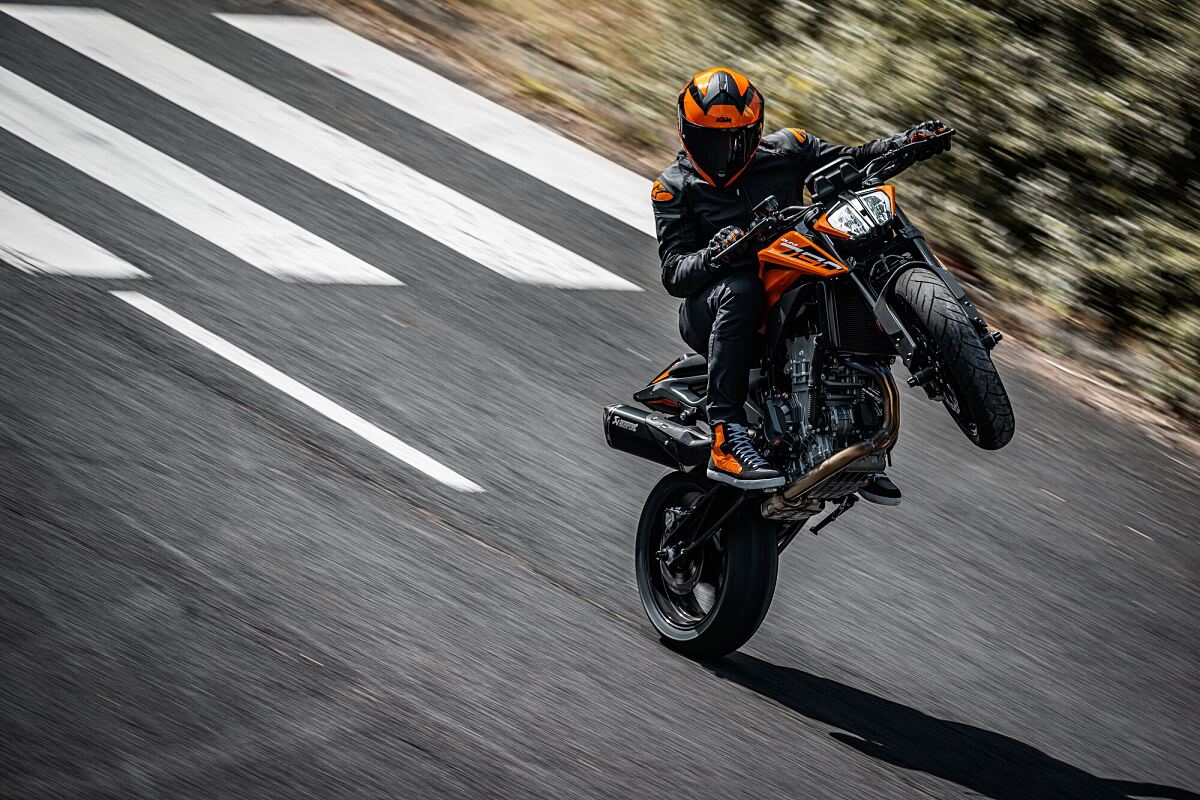 553541_MY24 KTM 790 DUKE_Action_01_ACTION_Action_01_ACTION