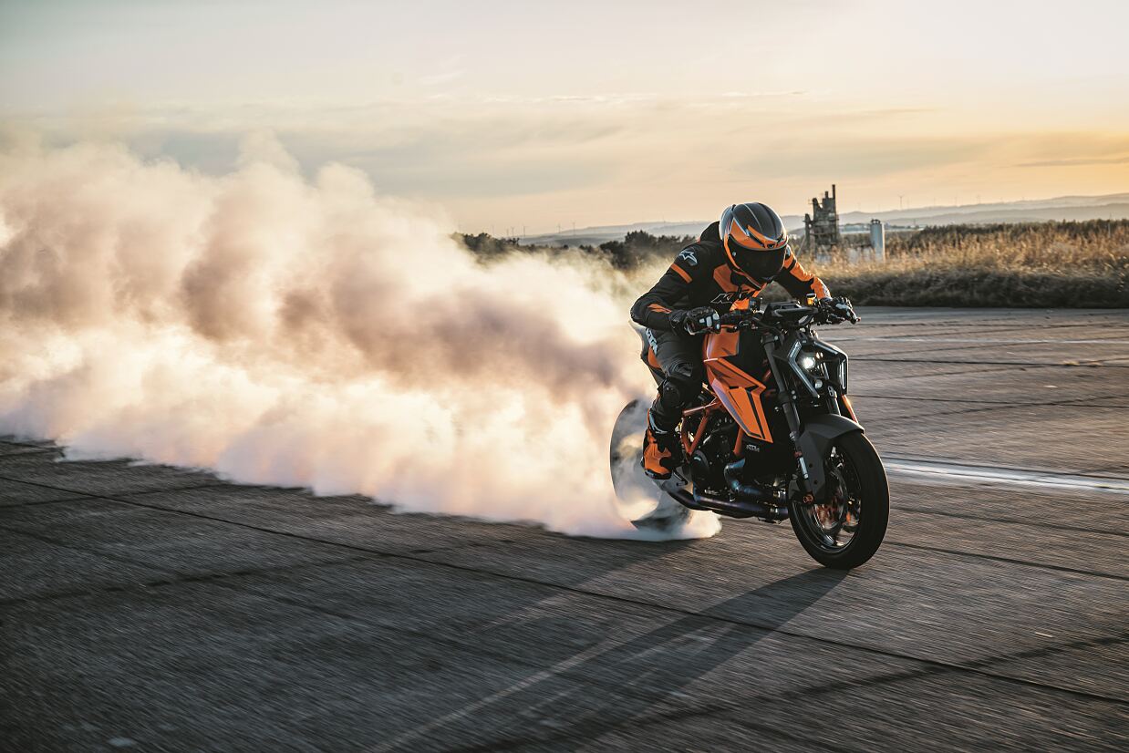 554214_MY24 KTM 1390 SUPER DUKE R_Action_Cat A_Action_ACTION_01_ACTION_Action