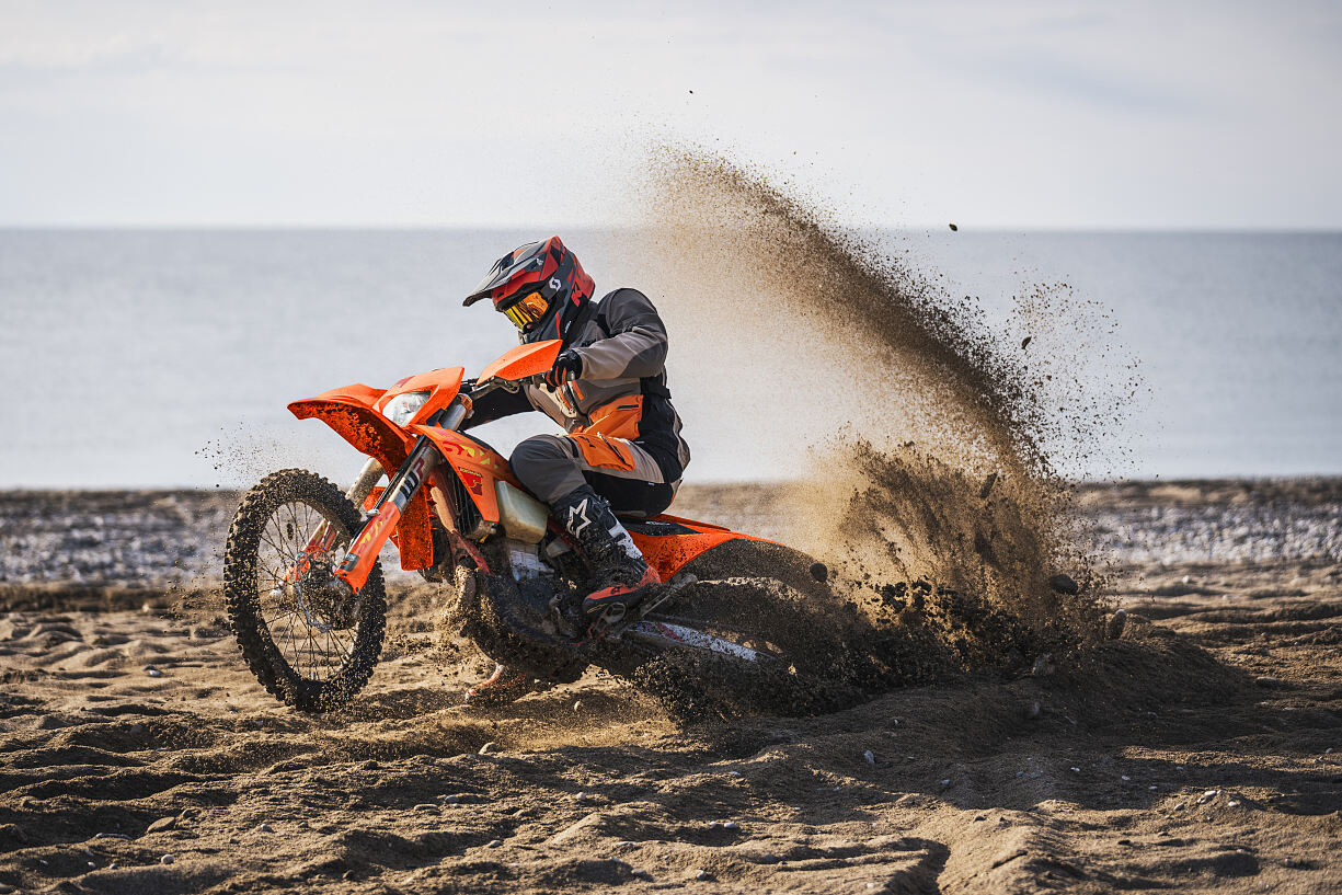 592915_MY25 KTM 500 EXC-F SIX DAYS_EXC SIX DAYS Range_01_ACTION (1)