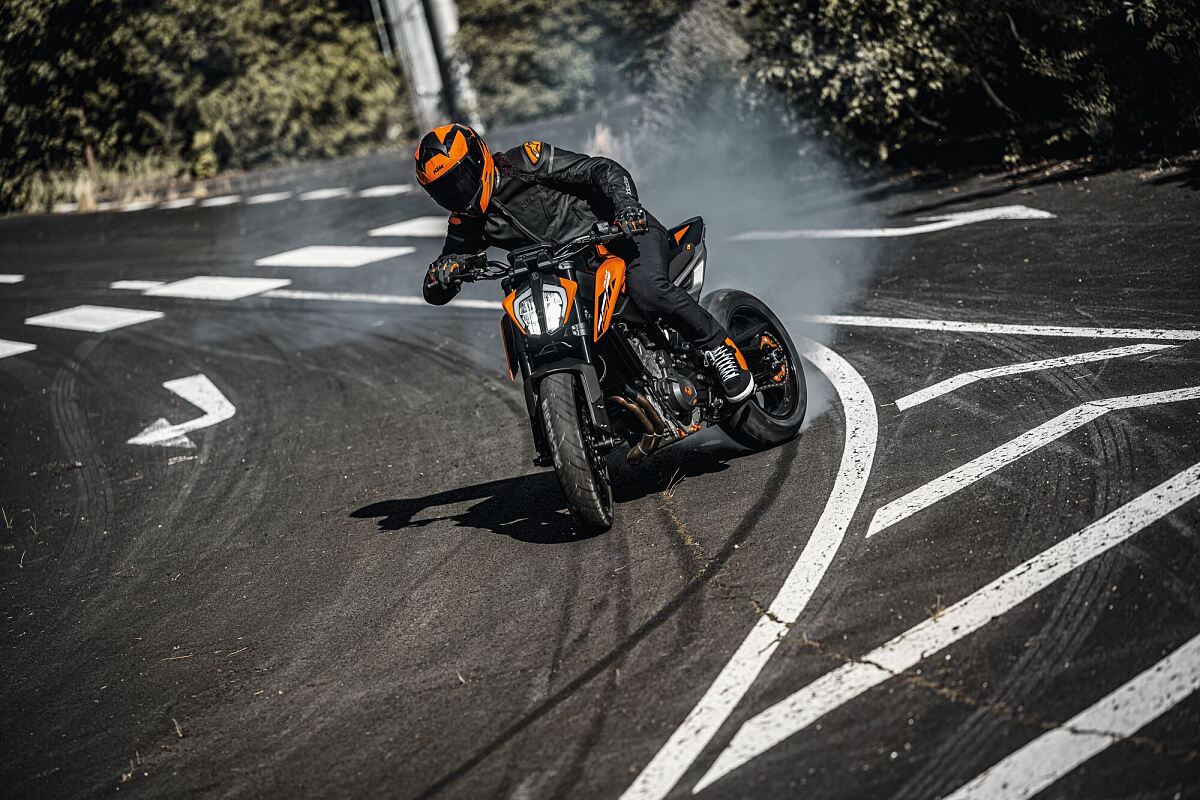 553512_MY24 KTM 790 DUKE_Action_CAT A_01_ACTION_Action_01_ACTION