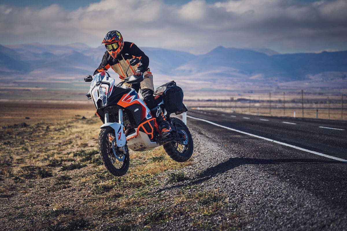 488990_MY23 KTM 1290 SUPER ADVENTURE R Action - CAT B_EU_ Global