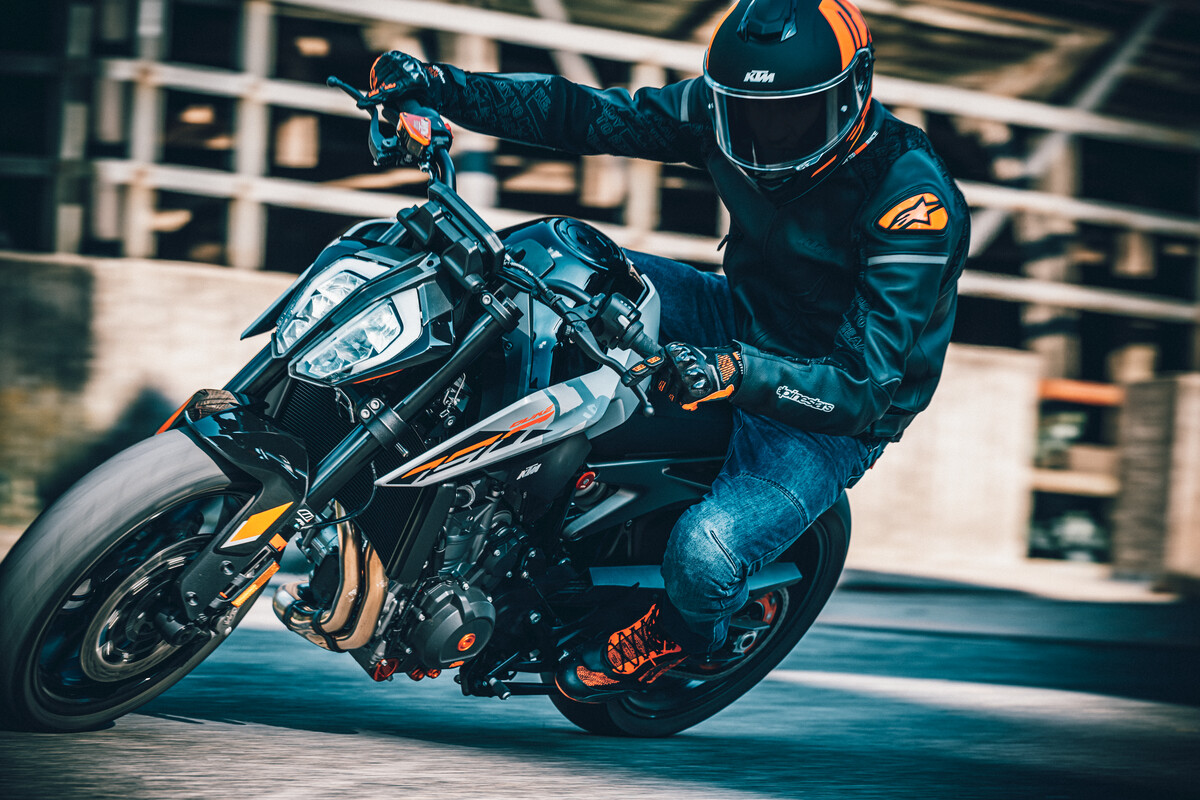 462216_MY23 KTM 790 DUKE_ Action_EU_ Global