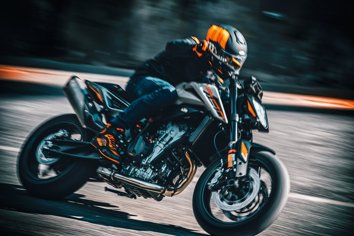462429_MY23 KTM 790 DUKE_ Action_EU_ Global