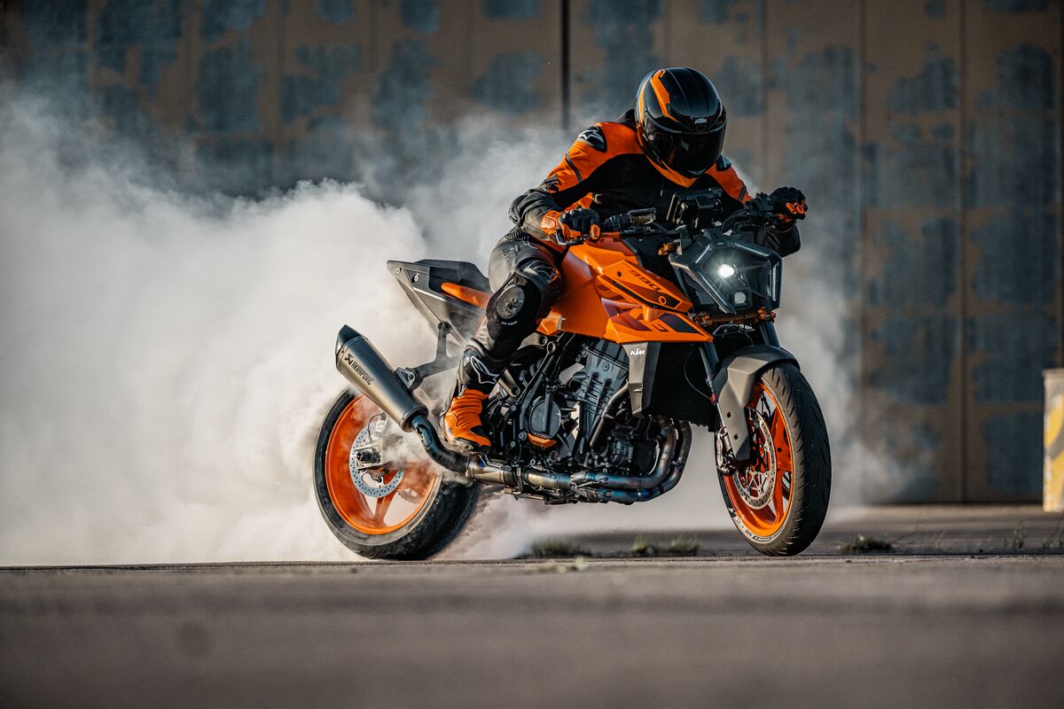 KTM 990 DUKE（オプション装着車、日本仕様のボディカラーはブラック）