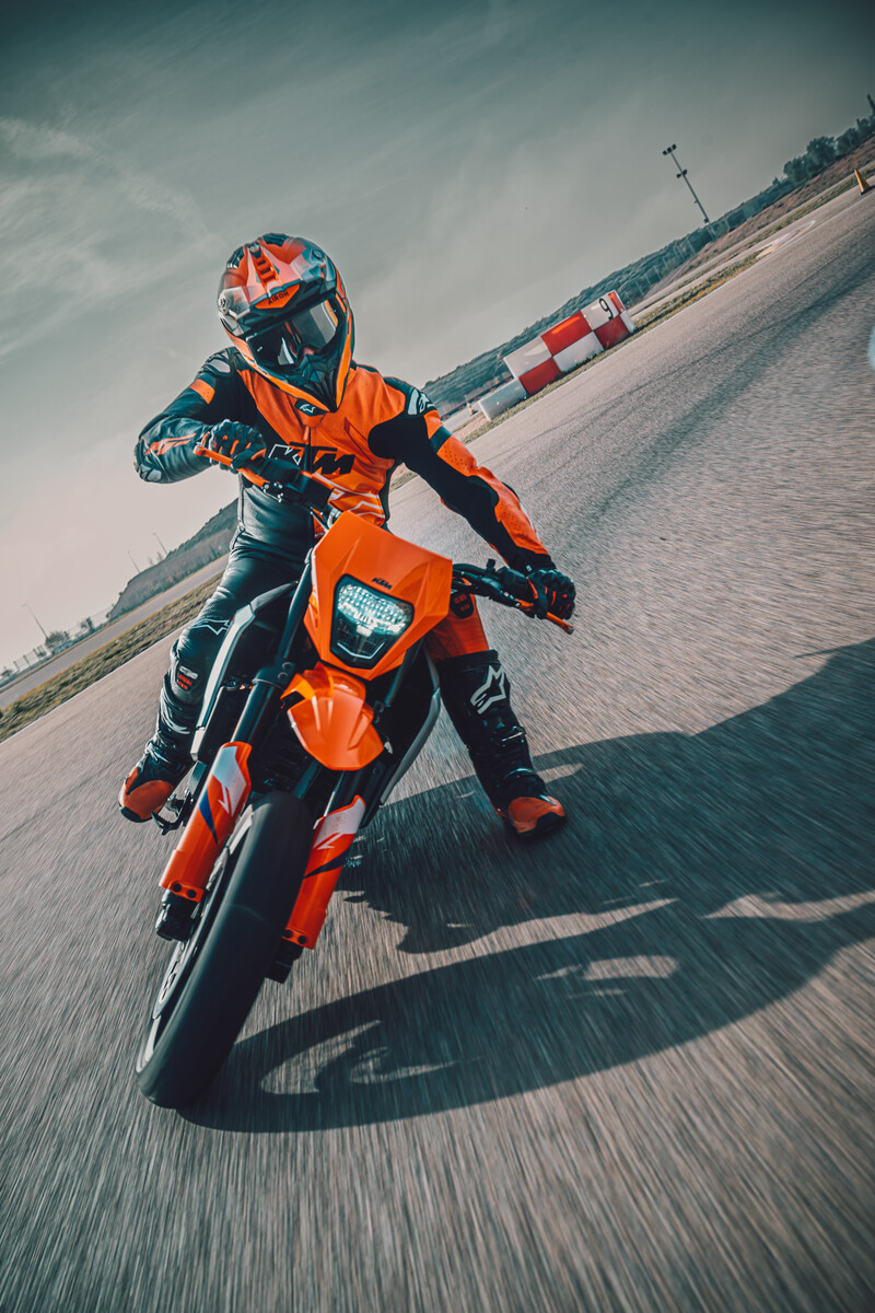 662144_MY25 KTM 390 SMC R-Action- Cat B_ACTION_ACTION