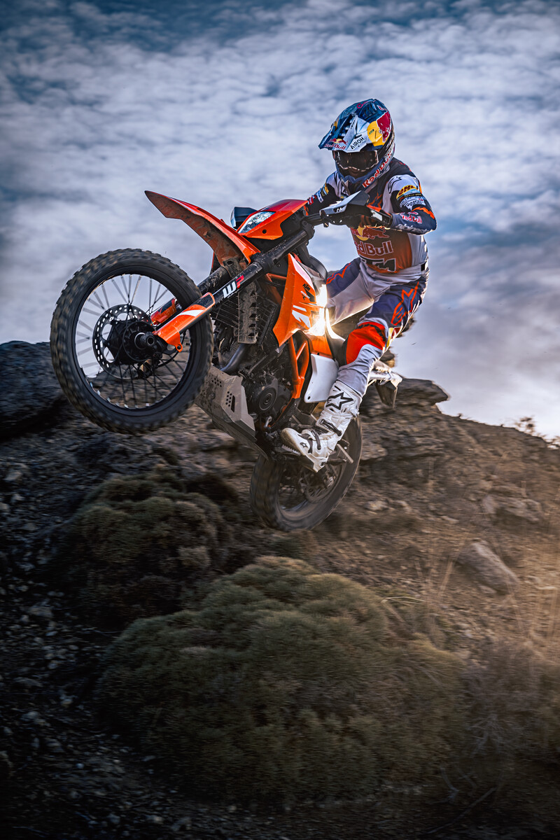 662273_MY25 KTM 390 ENDURO R R-Action- Cat B_KTM 125 _ 390 ENDURO R
