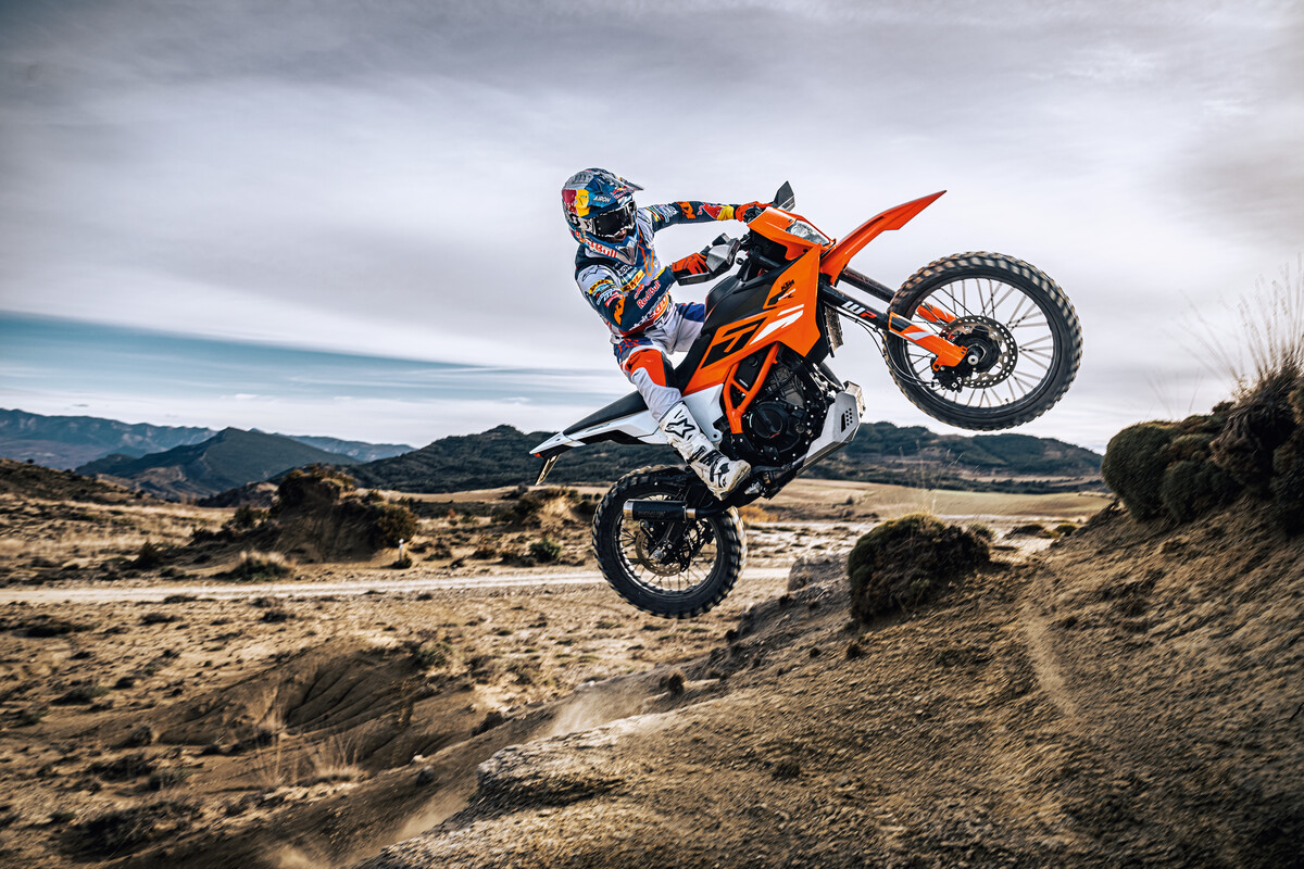 662274_MY25 KTM 390 ENDURO R R-Action- Cat A_01_ACTION_KTM 125 _ 390 ENDURO R