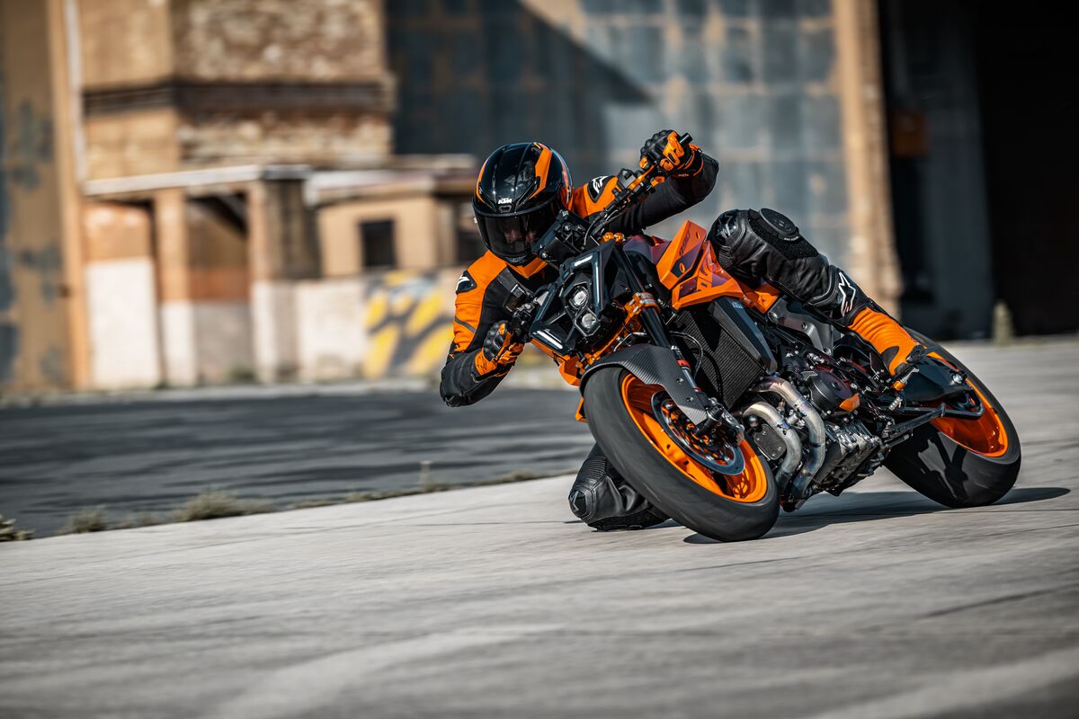 KTM 990 DUKE（オプション装着車、日本仕様のボディカラーはブラック）