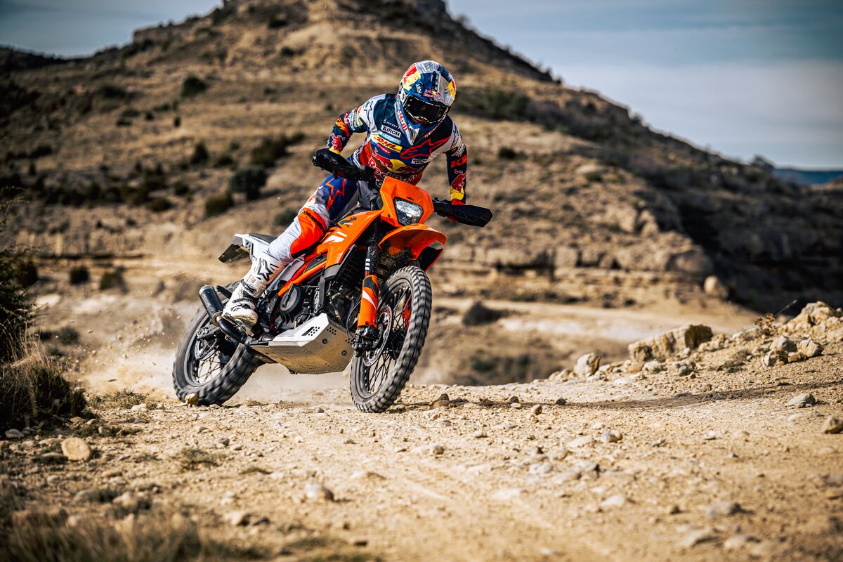 662249_MY25 KTM 390 ENDURO R R-Action- Cat B_01_ACTION_KTM 125 _ 390 ENDURO R