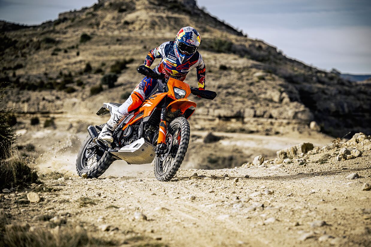 662249_MY25 KTM 390 ENDURO R R-Action- Cat B_01_ACTION_KTM 125 _ 390 ENDURO R