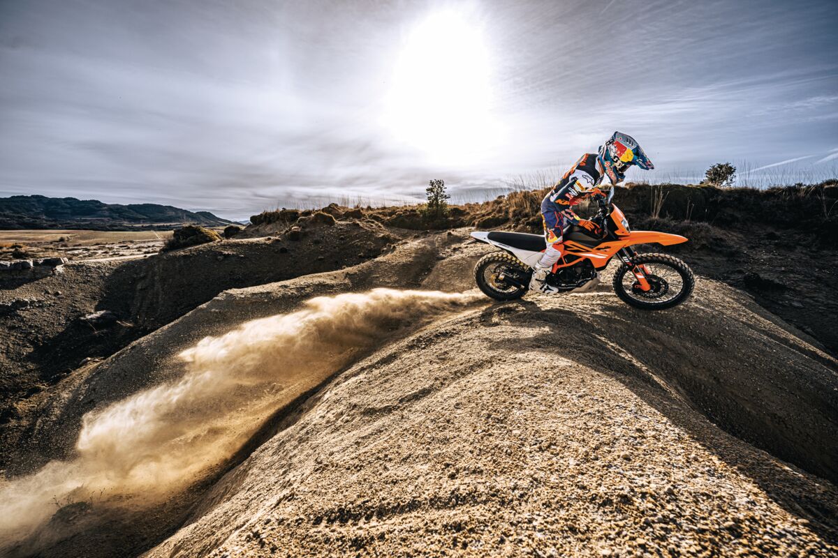 662279_MY25 KTM 390 ENDURO R R-Action- Cat A_01_ACTION_KTM 125 _ 390 ENDURO R