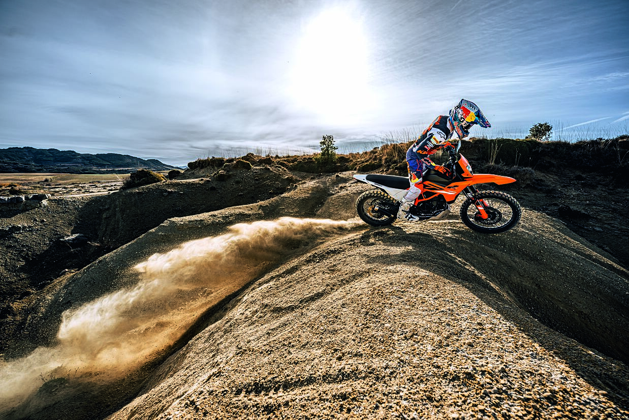 662279_MY25 KTM 390 ENDURO R R-Action- Cat A_01_ACTION_KTM 125 _ 390 ENDURO R