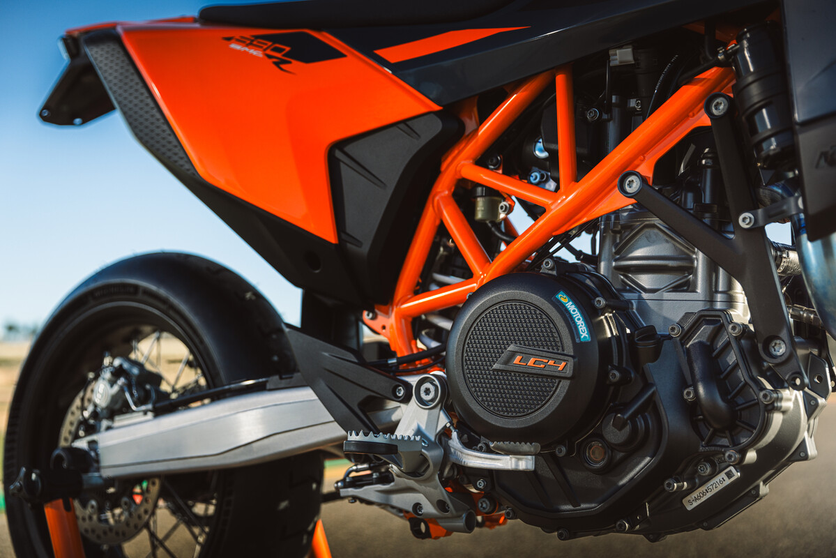 2026 KTM 690 SMC R & 690 ENDURO R