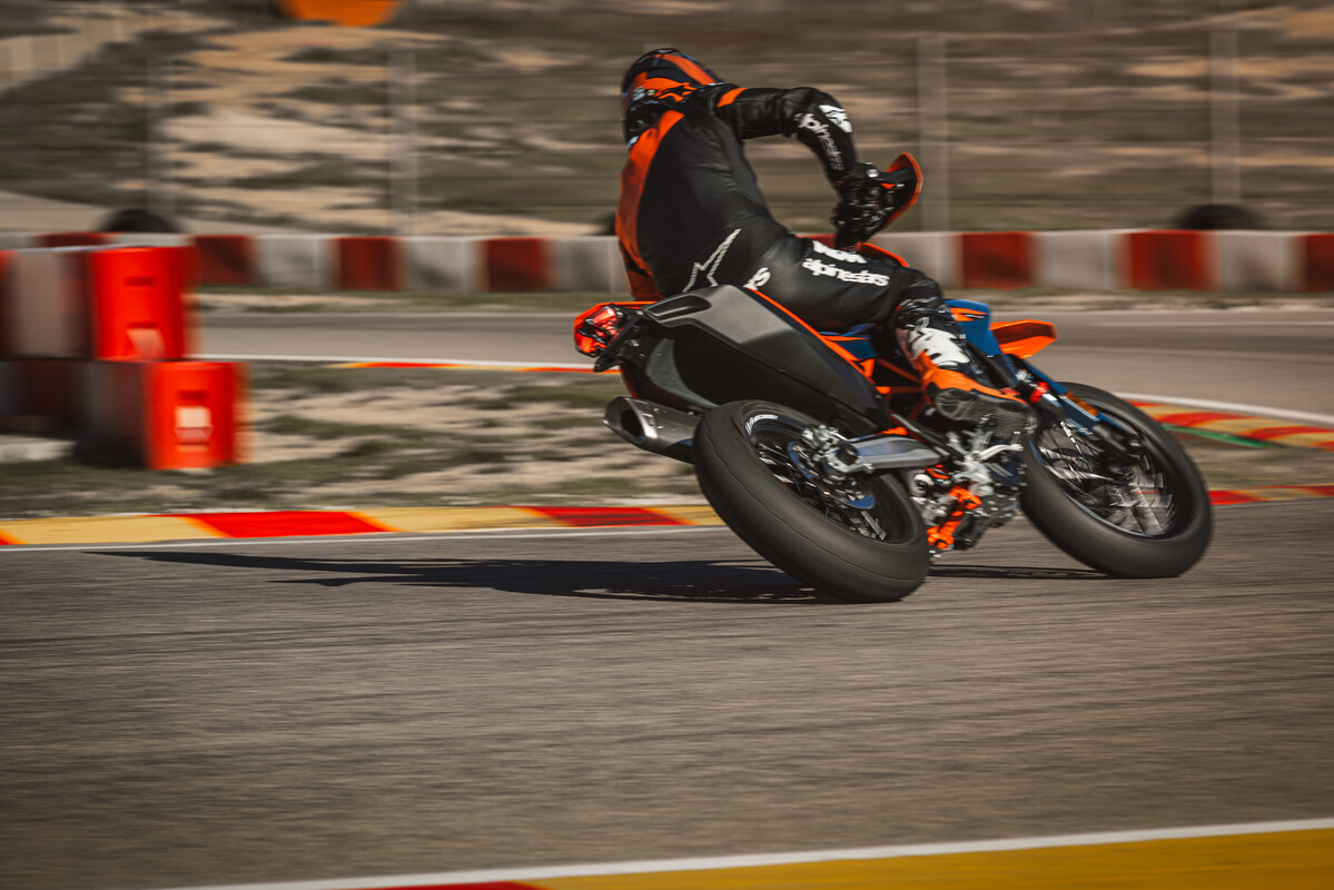 2026 KTM 690 SMC R & 690 ENDURO R