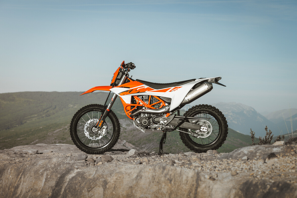 2026 KTM 690 SMC R & 690 ENDURO R