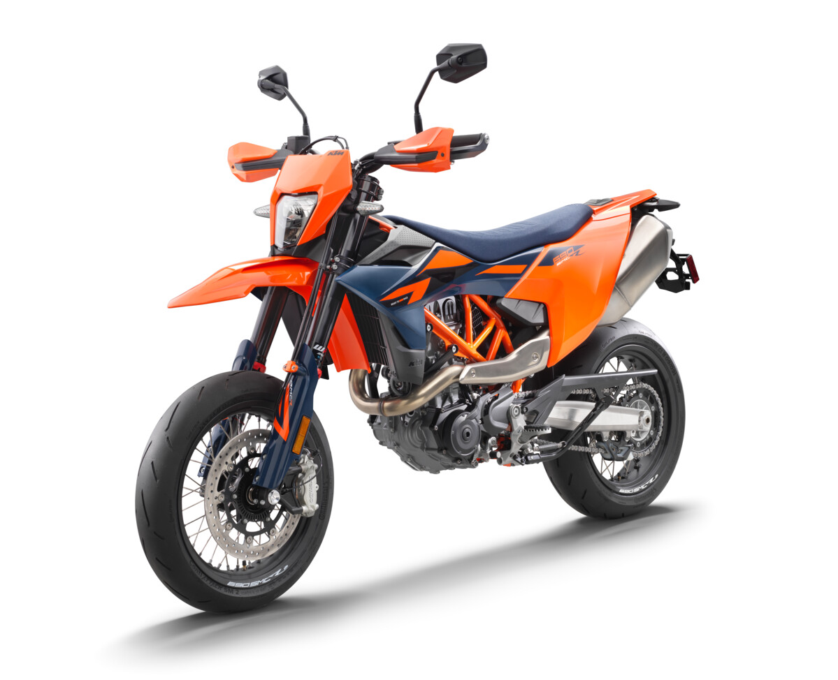659454_MY26_KTM 690 SMC R_45 front left_USA SPEC_USA_STUDIO