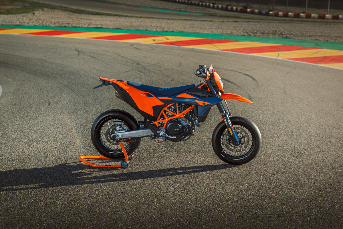 663476_MY26_KTM 690 SMC R_STATIC_STATICS_STATICS