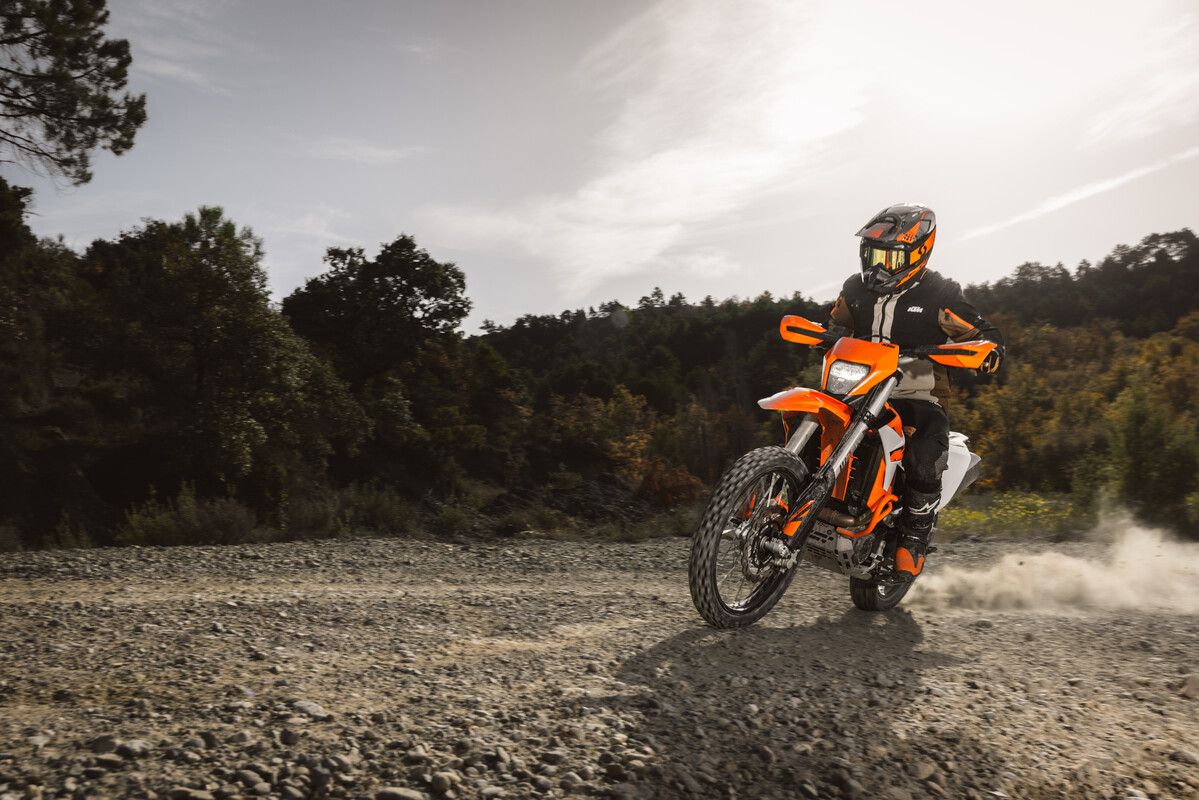 663665_MY26 KTM 690 ENDURO R-Action-US-Spec_USA_ACTION
