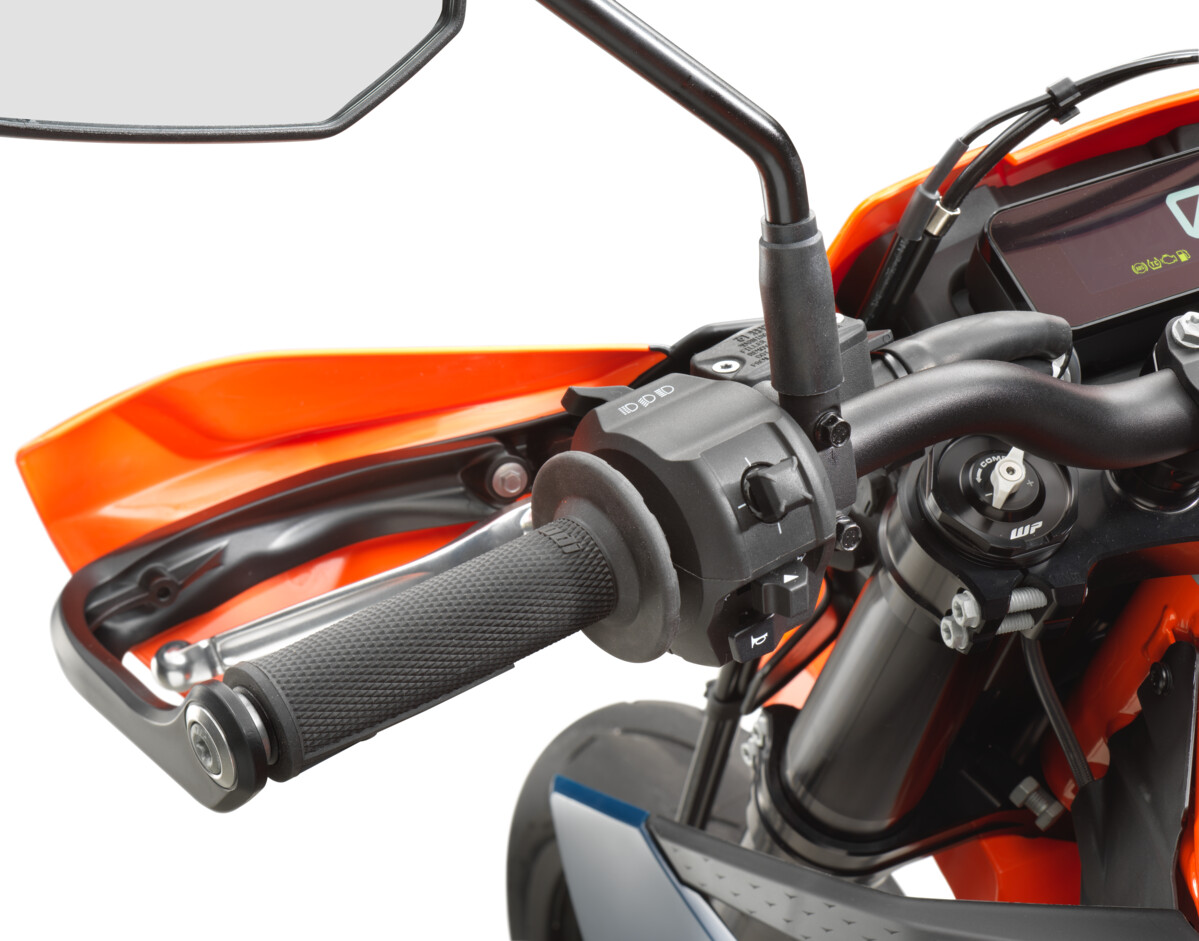 659438_MY26_KTM 690 SMC R_Detail Switch cube left_EU_GLOBAL_USA_STUDIO