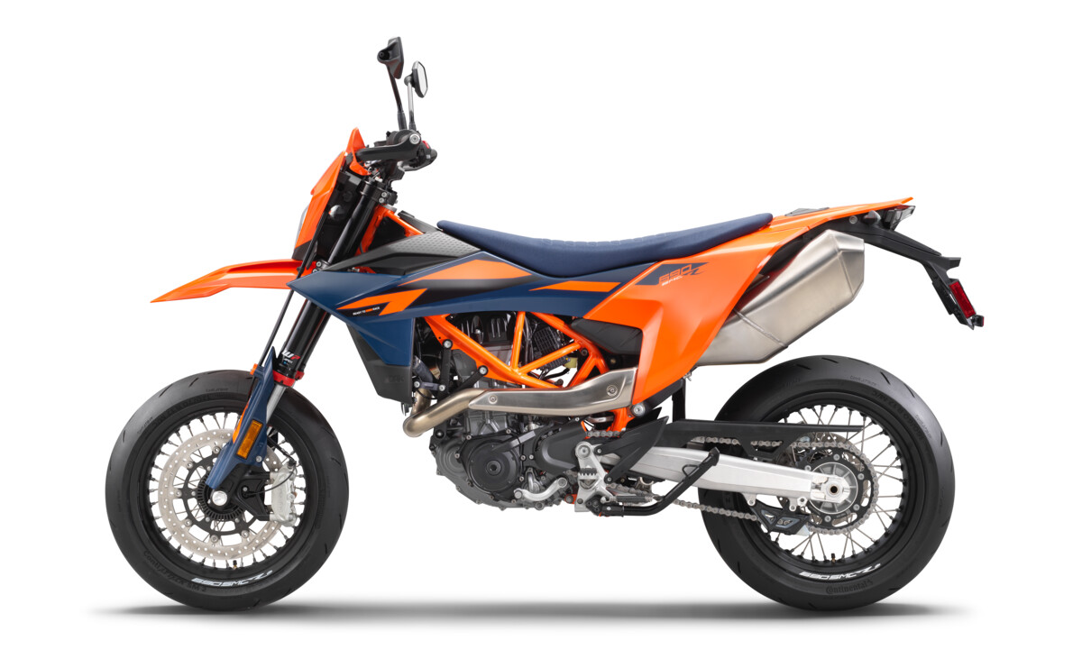 659449_MY26_KTM 690 SMC R 90 left_USA SPEC_USA_STUDIO